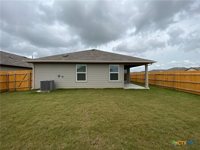 Building Photo - 140 Oak Meadows