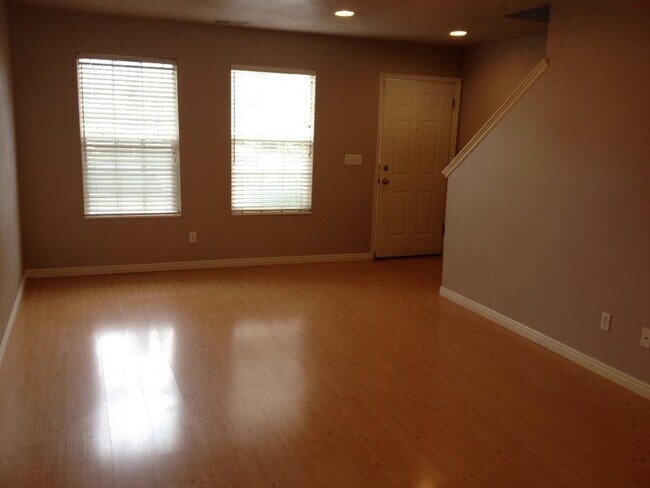 Building Photo - Beautiful Townhome in Orem with 2 master b...