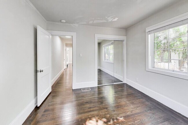 Building Photo - 825 55th St