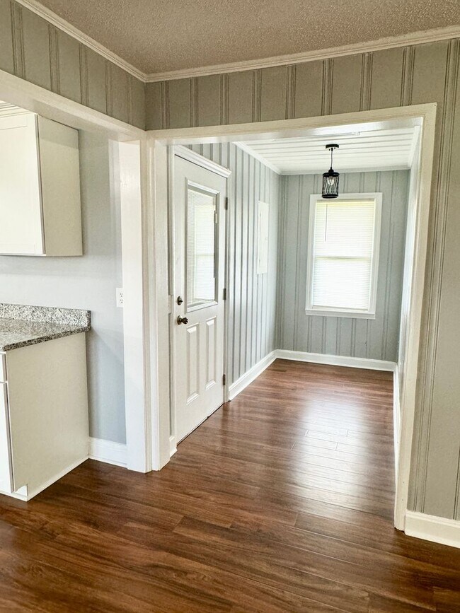 Building Photo - Move in ready! Fully Renovated with attent...