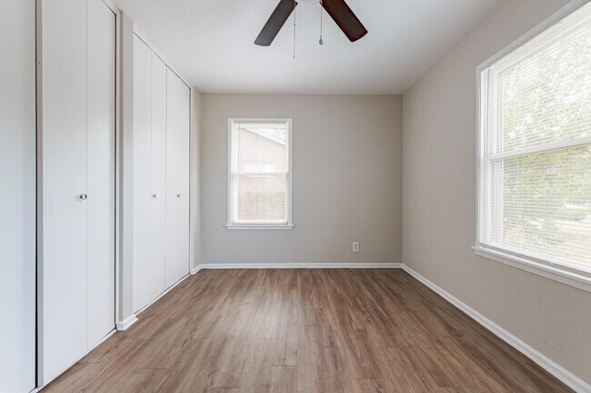 Building Photo - 875 Utopia Ln