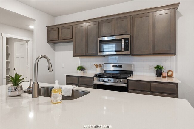 Building Photo - 918 Kickapoo Ln