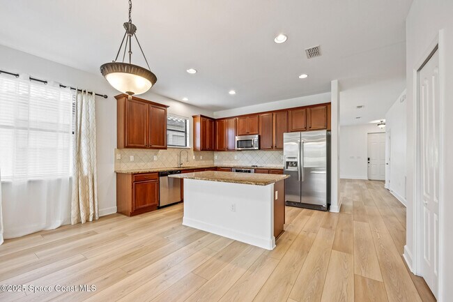Building Photo - 739 Monterey Dr