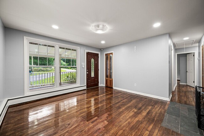 Building Photo - 25 E Pennsbury Way