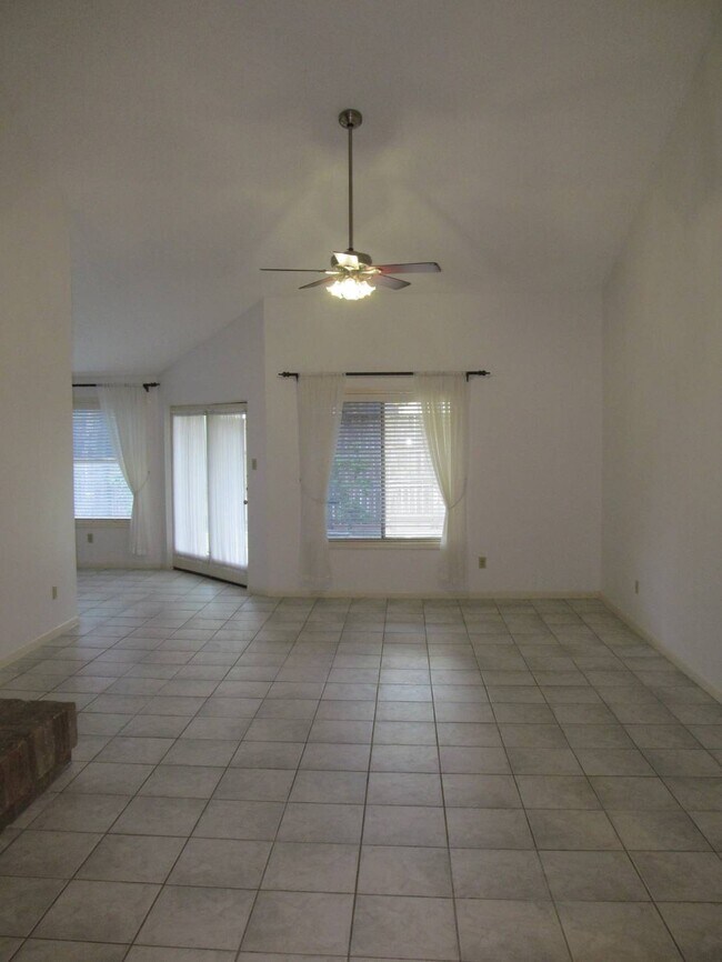 Building Photo - 2118 Hickory Lawn Dr