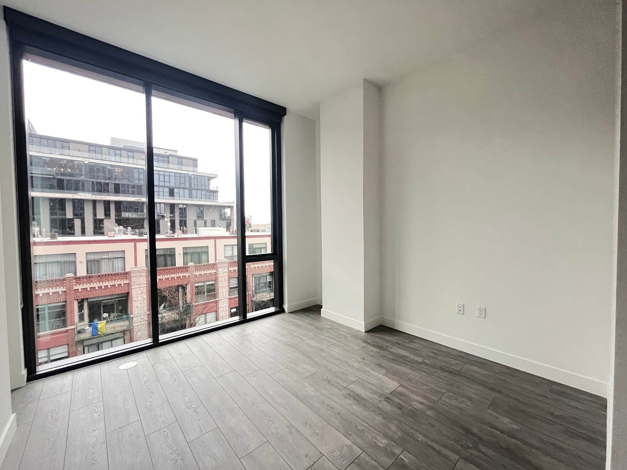 Building Photo - 841 W Monroe St