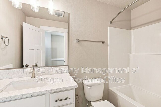 Building Photo - 588 NE Alderwood Dr