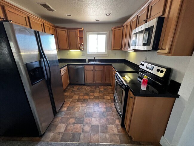 Building Photo - Nice two bedroom two bath home away from t...