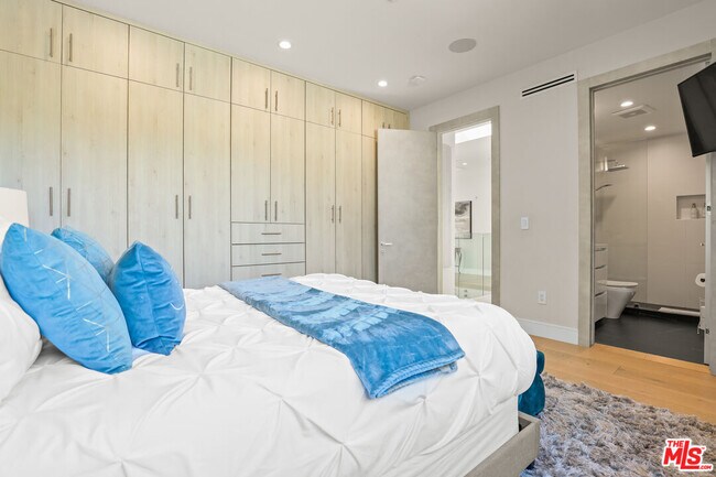 Building Photo - 13812 Cumpston St