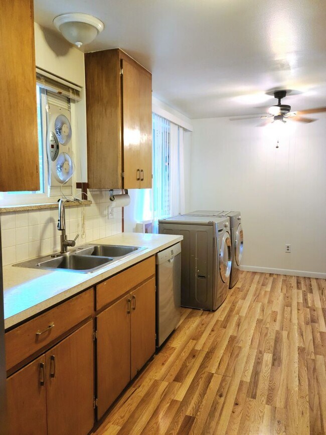 Building Photo - West 20th Apartment in Great Location