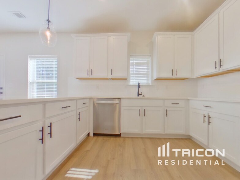 Building Photo - 412 Cantrell Dr