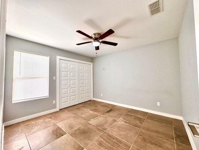 Building Photo - 1009 La Muralla St