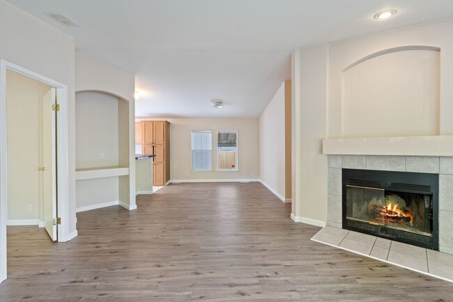 Building Photo - 3BR House Available in Pleasant Valley
