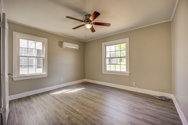 Building Photo - Freshly Updated 3 Bedroom Home