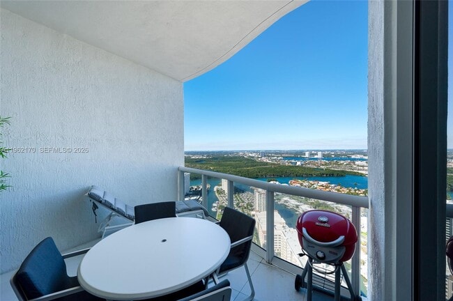 Building Photo - 15901 Collins Ave