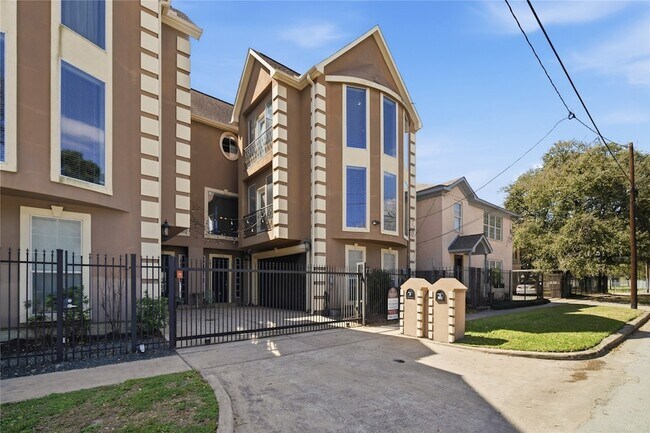 Building Photo - 1316 Cleburne St