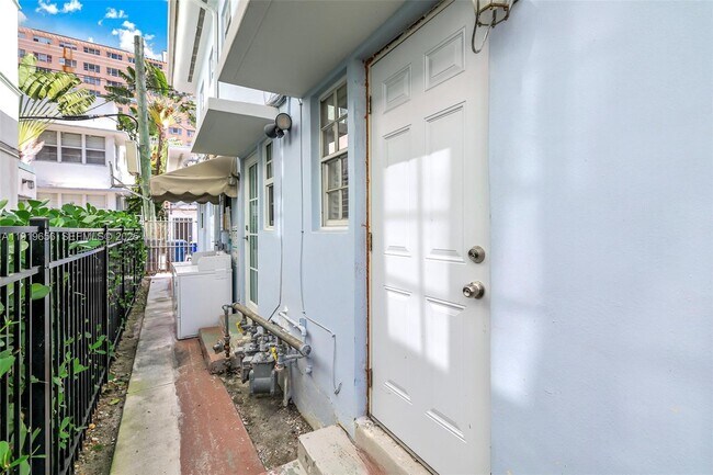 Building Photo - 635 8th St