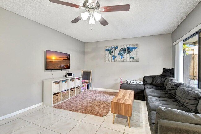 Building Photo - 7627 Courtyard Run W