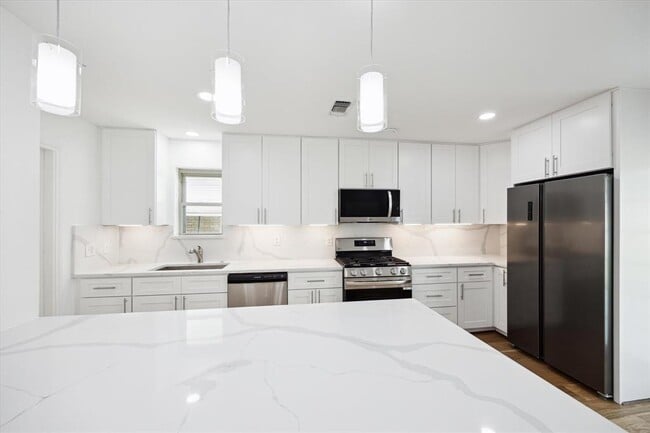 Building Photo - 5602 Hialeah Dr