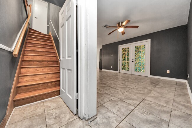 Building Photo - 5001 Glenhaven Dr