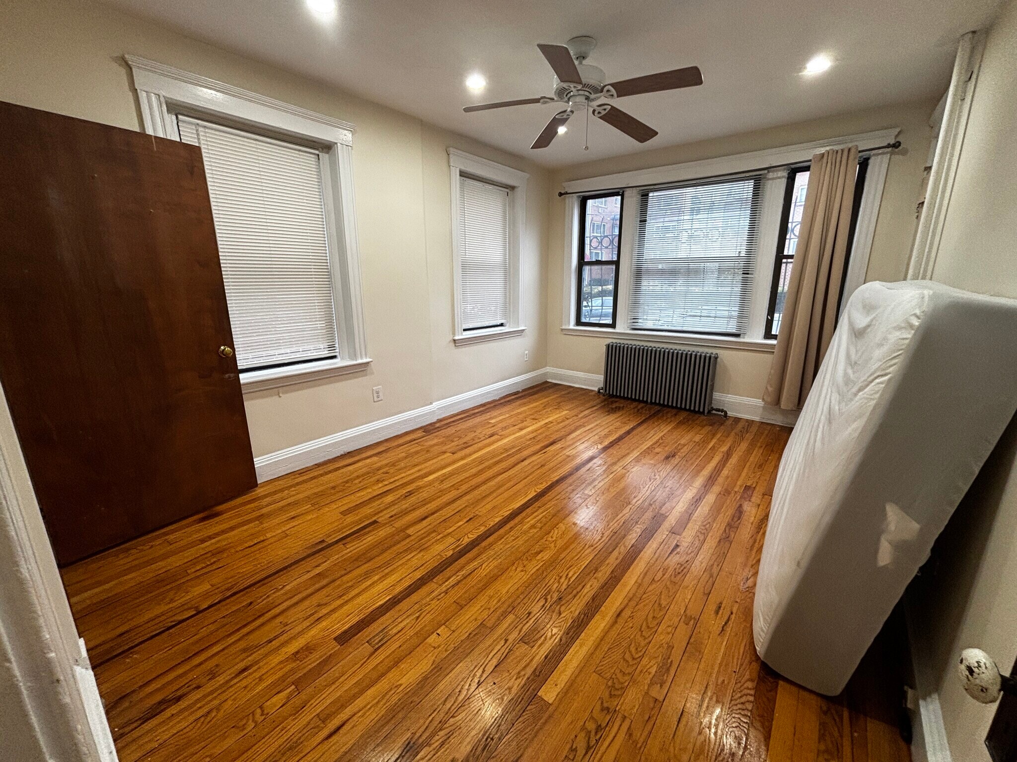 Building Photo - 208 Kelton St