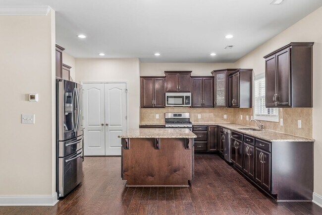 Building Photo - 5 Bedrooms in the heart of Summerfield!