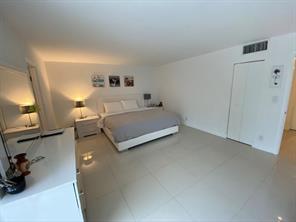 Building Photo - 916 NE 27th Ave