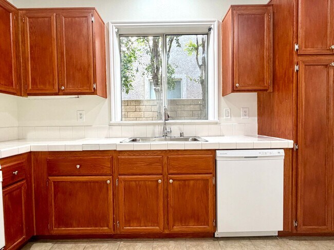 Building Photo - 3 be 2 bath Beautifully Updated Home in Gated Community