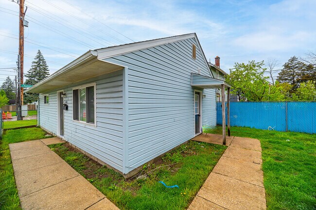 Building Photo - 1400 E Hudson St