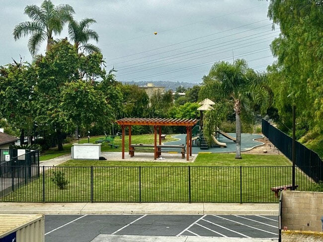 Building Photo - Remodeled 3 bed 2 bath townhome in Friars ...
