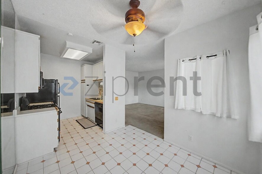 Building Photo - Unit 6