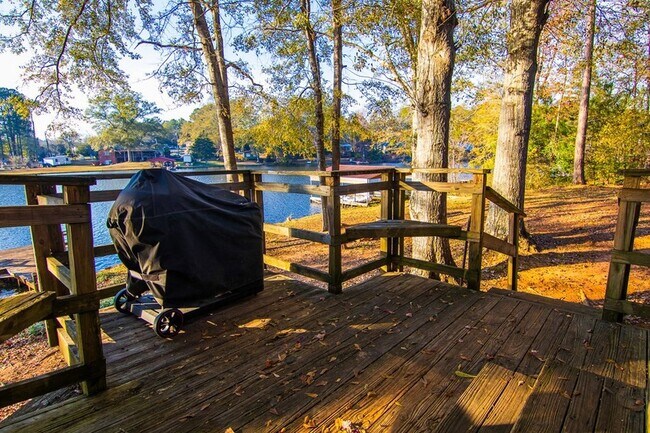 Building Photo - 1631 W Pine Lake Dr