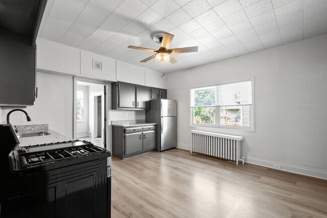 Building Photo - Beautiful 3 bedroom in McKees Rocks availa...