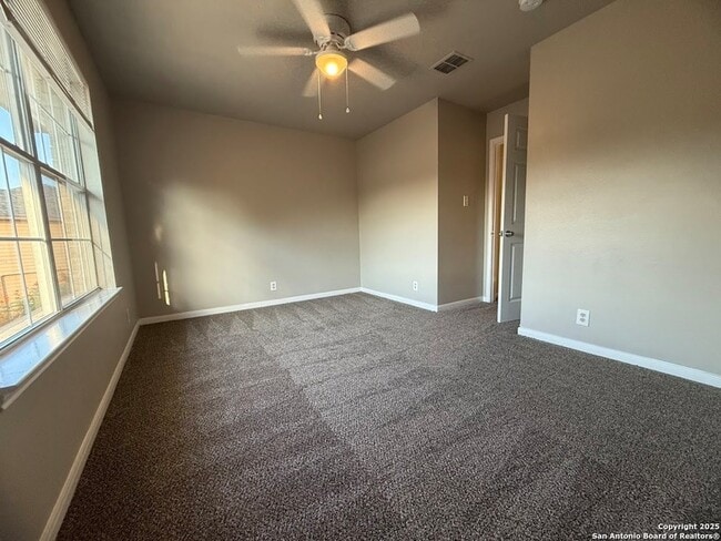 Building Photo - 570 Roadrunner Ave