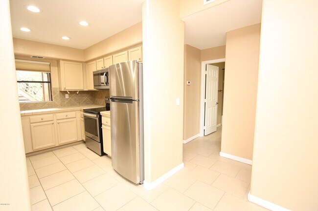Building Photo - 6655 N Canyon Crest Dr