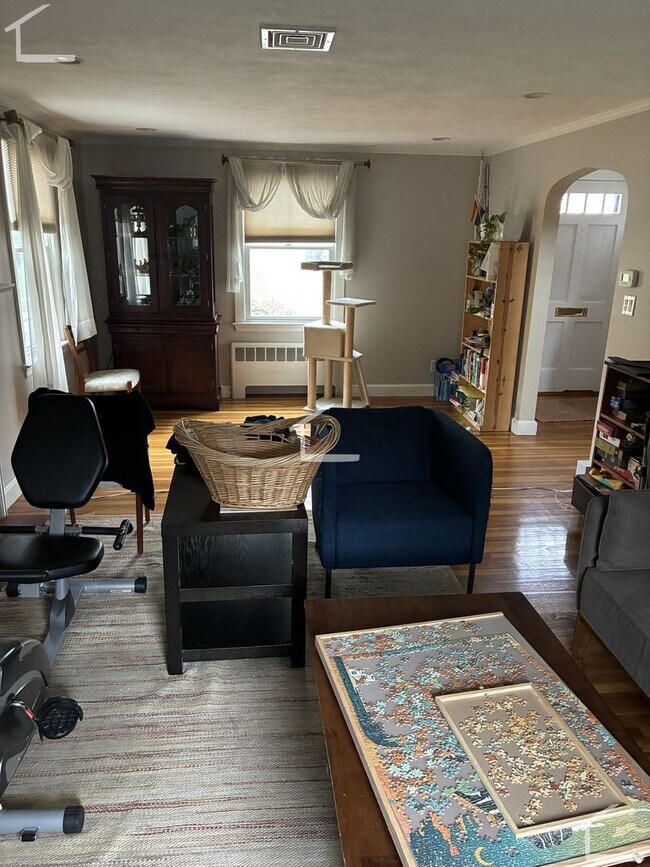 Building Photo - Rent a House in Newton 4bed/2.5 Bath - Parking included!