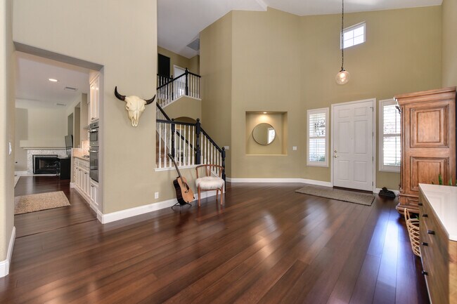 Building Photo - Great Location! Clean, Renovated, Beautifu...