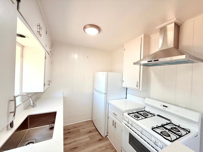 Building Photo - 6200-6202 Muscatel