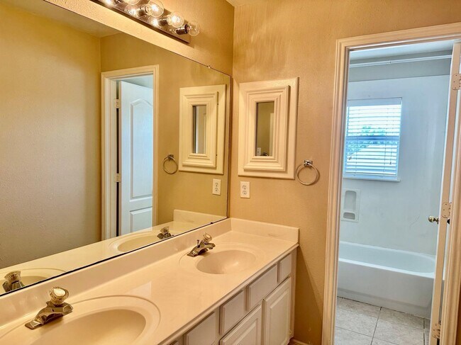 Building Photo - 6811 Sable River Ct