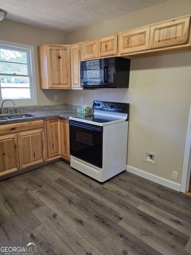 Building Photo - 2101 Hwy 81