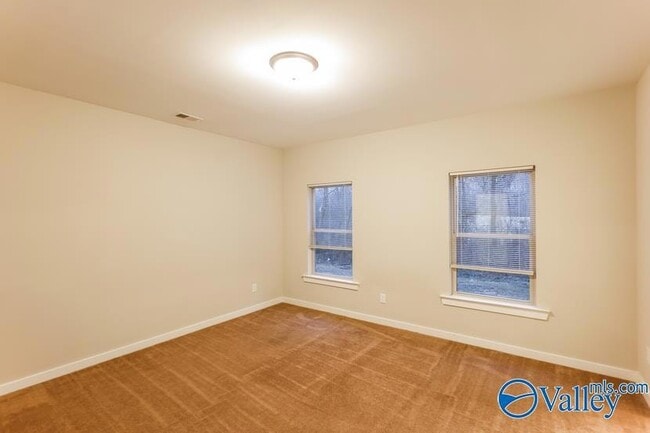 Building Photo - 611 White Oak Cir