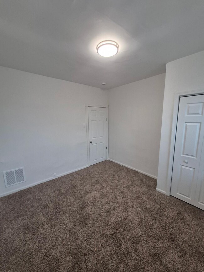 Building Photo - 3Bd/1Ba home minutes from Center City