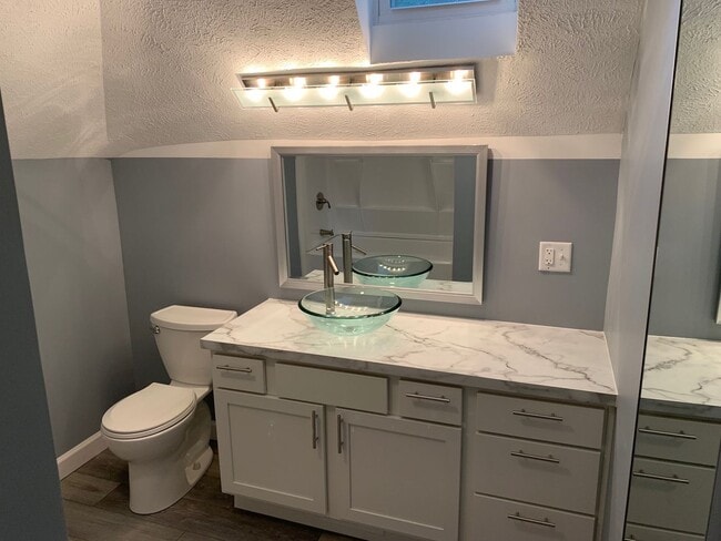 Building Photo - 4 bed/2 bath house in the heart of the Wes...