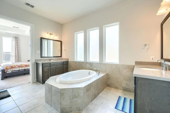 Building Photo - 16616 Sunnyland Dr