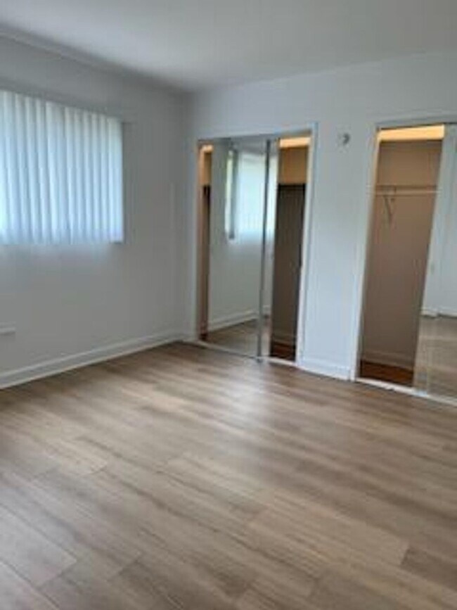 Building Photo - Elmhurst One Bedroom Apartment ~ Parking Included ~ Cats Welcome