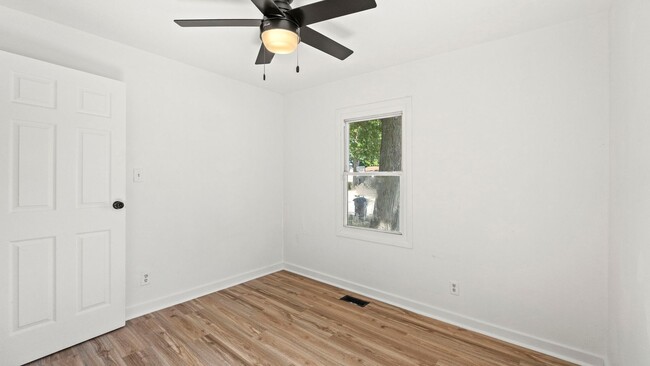 Building Photo - COMING SOON! 3 BEDROOM HOME!