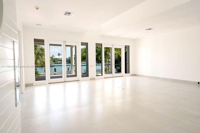 Building Photo - 621 N Mashta Dr