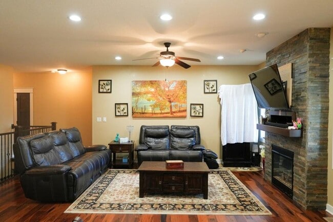 Building Photo - "Luxury Ranch Living: Your Dream Home with Furnished Basement in Urbandale"