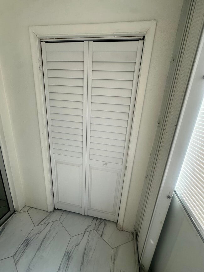 Building Photo - 2440 Lake Osborne Dr