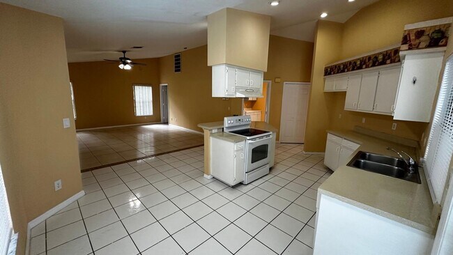 Building Photo - SPACIOUS 4-BEDROOM HOME WITH SCREENED POOL IN SE CAPE CORAL